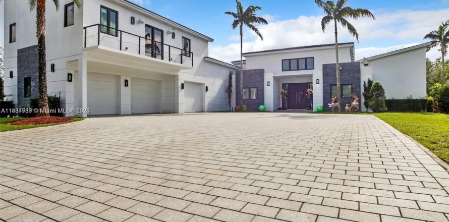House in Plantation, Florida 6 bedrooms, 627.65 sq.m. № 1817709