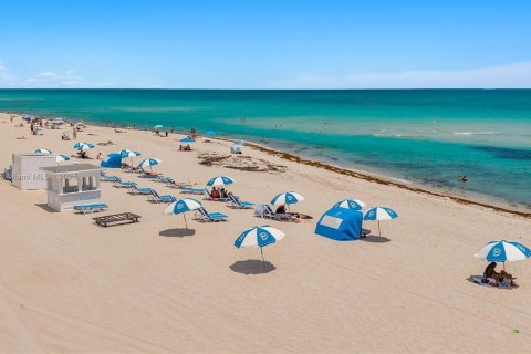 Condo in Miami Beach, Florida, 2 bedrooms  № 1920945 - photo 30