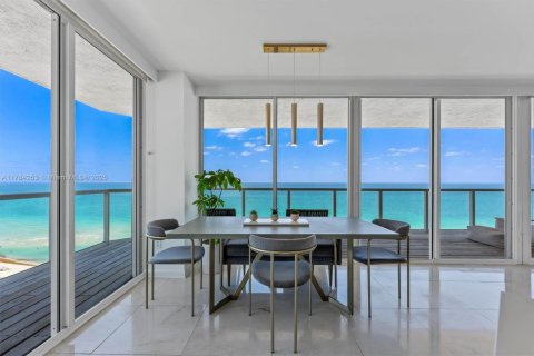 Condo in Miami Beach, Florida, 2 bedrooms  № 1920945 - photo 11