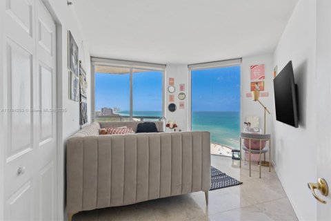 Condo in Miami Beach, Florida, 2 bedrooms  № 1920945 - photo 23