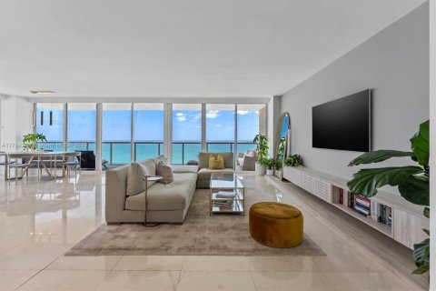 Condo in Miami Beach, Florida, 2 bedrooms  № 1920945 - photo 2