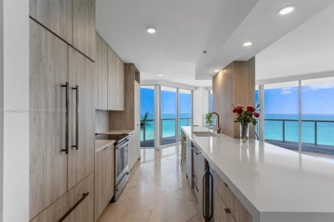Condo in Miami Beach, Florida, 2 bedrooms  № 1920945 - photo 6