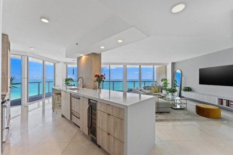 Condo in Miami Beach, Florida, 2 bedrooms  № 1920945 - photo 1