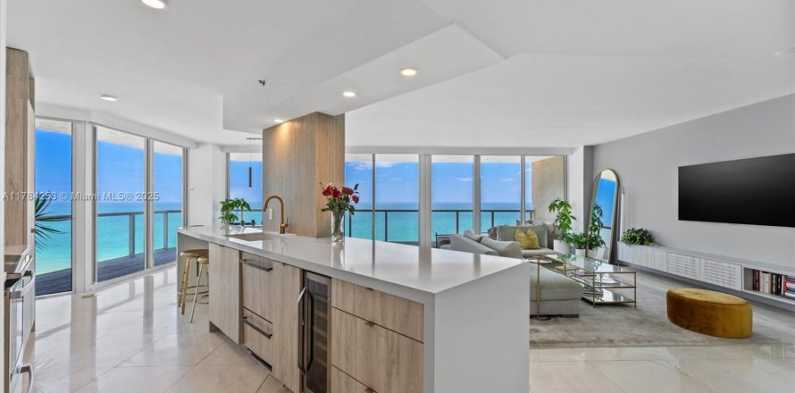 Condo in Miami Beach, Florida, 2 bedrooms № 1920945