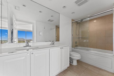 Condo in Miami Beach, Florida, 2 bedrooms  № 1920945 - photo 20