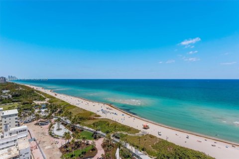 Condo in Miami Beach, Florida, 2 bedrooms  № 1920945 - photo 16