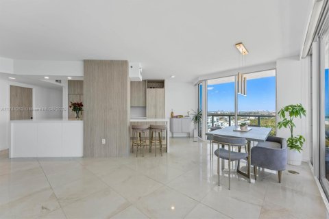 Condo in Miami Beach, Florida, 2 bedrooms  № 1920945 - photo 9
