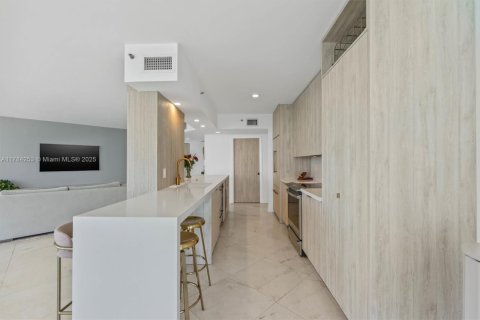 Condo in Miami Beach, Florida, 2 bedrooms  № 1920945 - photo 8