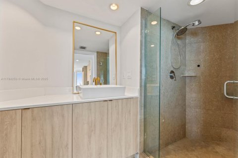 Condo in Miami Beach, Florida, 2 bedrooms  № 1920945 - photo 24