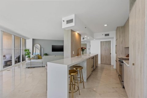Condo in Miami Beach, Florida, 2 bedrooms  № 1920945 - photo 7