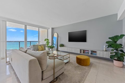 Condo in Miami Beach, Florida, 2 bedrooms  № 1920945 - photo 3