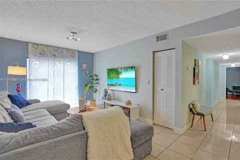 Appartement à louer à Hialeah, Floride: 3 chambres, 97.55 m2 № 2001762 - photo 2