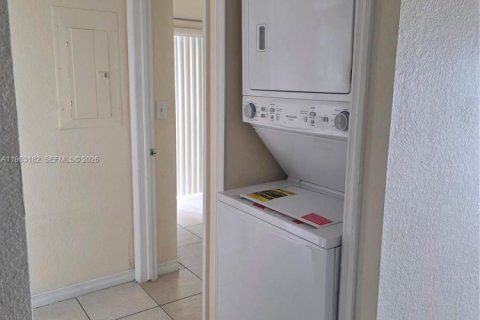 Copropriété à louer à Hialeah, Floride: 2 chambres, 90.95 m2 № 2024239 - photo 3