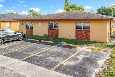 Villa ou maison à louer à Lauderhill, Floride: 3 chambres, 288.46 m2 № 2051572 - photo 2