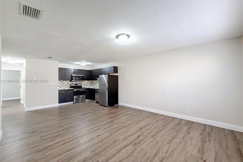 Villa ou maison à louer à Lauderhill, Floride: 3 chambres, 288.46 m2 № 2051572 - photo 8