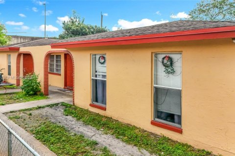 Villa ou maison à louer à Lauderhill, Floride: 3 chambres, 288.46 m2 № 2051572 - photo 3