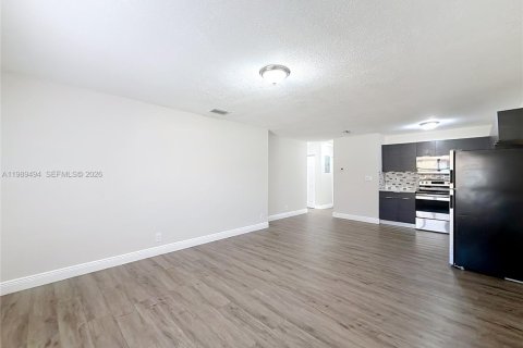 Villa ou maison à louer à Lauderhill, Floride: 3 chambres, 288.46 m2 № 2051572 - photo 9