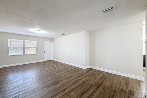 Villa ou maison à louer à Lauderhill, Floride: 3 chambres, 288.46 m2 № 2051572 - photo 11