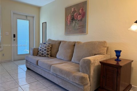Condo in Hallandale Beach, Florida, 1 bedroom  № 2399638 - photo 4
