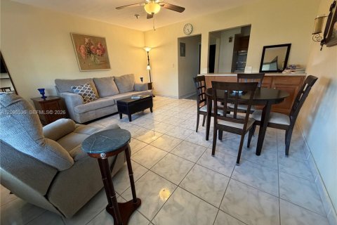 Condo in Hallandale Beach, Florida, 1 bedroom  № 2399638 - photo 2