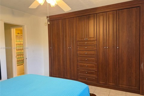 Condo in Hallandale Beach, Florida, 1 bedroom  № 2399638 - photo 12