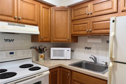 Condo in Hallandale Beach, Florida, 1 bedroom  № 2399638 - photo 8