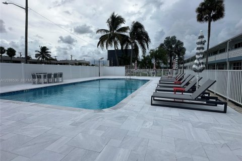 Condo in Hallandale Beach, Florida, 1 bedroom  № 2399638 - photo 16