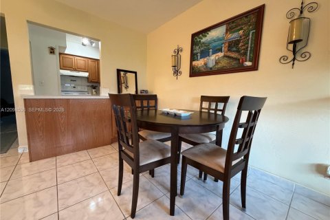Condo in Hallandale Beach, Florida, 1 bedroom  № 2399638 - photo 5