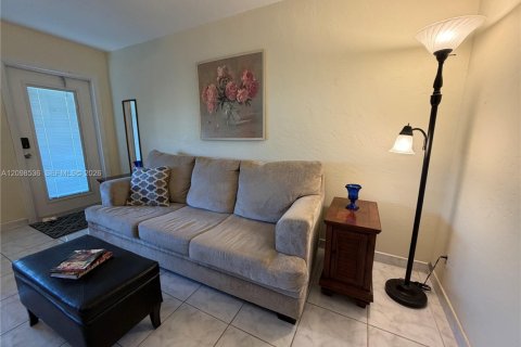 Condo in Hallandale Beach, Florida, 1 bedroom  № 2399638 - photo 3