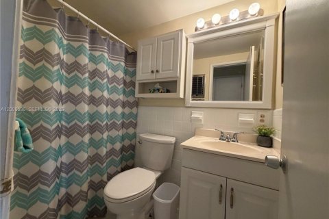 Condo in Hallandale Beach, Florida, 1 bedroom  № 2399638 - photo 13