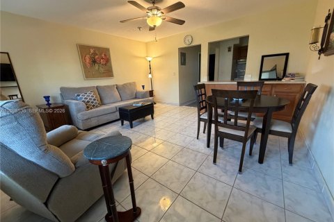 Condo in Hallandale Beach, Florida, 1 bedroom  № 2399638 - photo 6