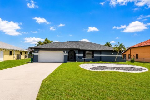 Villa ou maison à Cape Coral, Floride 4 chambres № 2176521