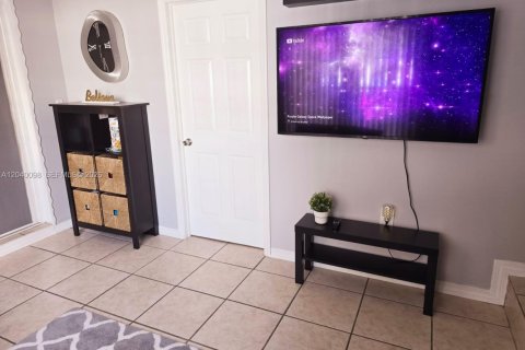 Casa en venta en Miami, Florida, 3 dormitorios, 139.91 m2 № 2083895 - foto 4
