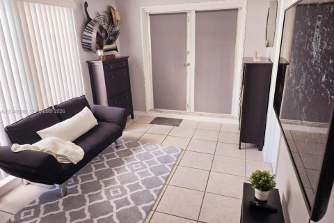 Casa en venta en Miami, Florida, 3 dormitorios, 139.91 m2 № 2083895 - foto 3