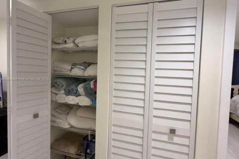 Купить кондоминиум в Пемброк-Пайнс, Флорида 2 спальни, 108.32м2, № 1898265 - фото 24