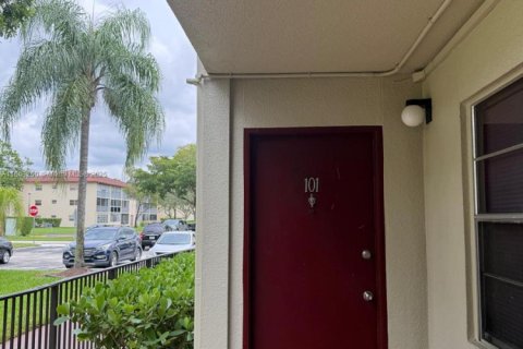 Купить кондоминиум в Пемброк-Пайнс, Флорида 2 спальни, 108.32м2, № 1898265 - фото 1