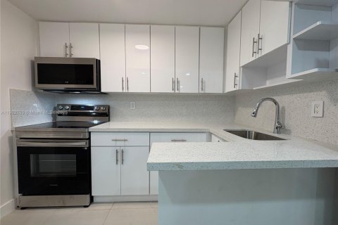 Casa en alquiler en Miami, Florida, 1 dormitorio, 46.45 m2 № 1954346 - foto 2