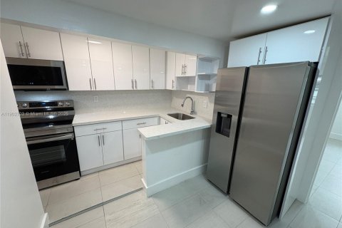 Casa en alquiler en Miami, Florida, 1 dormitorio, 46.45 m2 № 1954346 - foto 1