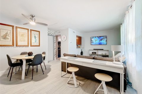 Condominio en Miami, Florida, 1 dormitorio  № 2034515