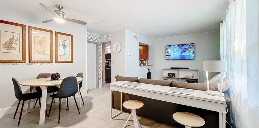 Condominio en Miami, Florida, 1 dormitorio  № 2034515