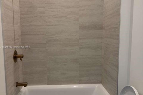 Condo in Miami, Florida, 1 bedroom  № 2067813 - photo 3