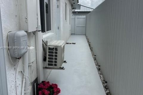 Снять в аренду коммерческую недвижимость в Майами, Флорида 1 спальня, 111.48м2, № 2069356 - фото 6