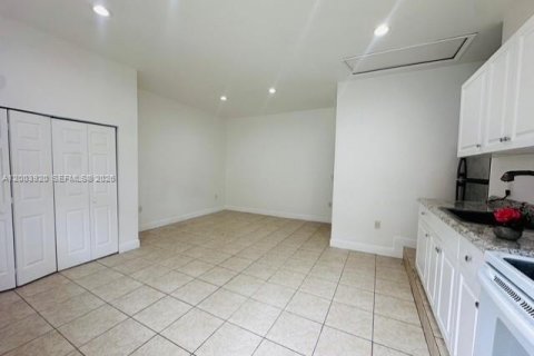 Снять в аренду коммерческую недвижимость в Майами, Флорида 1 спальня, 111.48м2, № 2069356 - фото 2