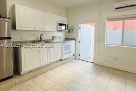 Propiedad comercial en Miami, Florida 1 dormitorio, 111.48 m2 № 2069356