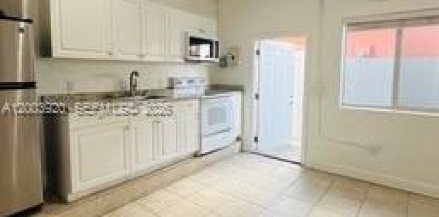 Коммерческая недвижимость в Майами, Флорида 1 спальня, 111.48м2 № 2069356