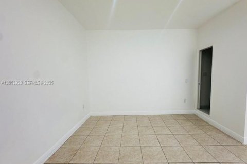 Снять в аренду коммерческую недвижимость в Майами, Флорида 1 спальня, 111.48м2, № 2069356 - фото 3