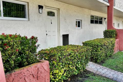 Condominio en venta en Pembroke Pines, Florida, 1 dormitorio, 83.61 m2 № 2091051 - foto 2