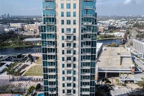 Condo in Tampa, Florida, 2 bedrooms  № 1565918 - photo 1