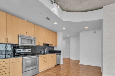 Condo in Tampa, Florida, 2 bedrooms  № 1565918 - photo 15
