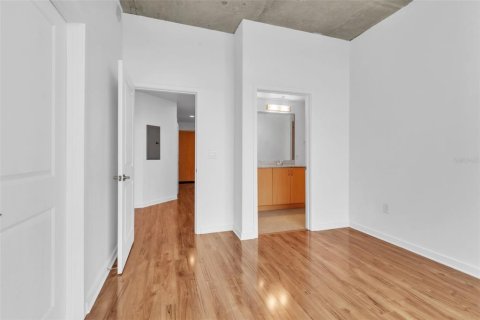 Condo in Tampa, Florida, 2 bedrooms  № 1565918 - photo 11